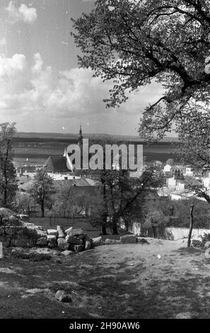 Piñczów, 1947. Widok z Góry œw. Anny na koœció³ farny pw. œw. Jana Ewangelisty w dawnym zespole klasztoru o.o. Paulinów. bk/mgs PAP Dok³adny miesi¹c i dzieñ wydarzenia nieustalone. Pinczow, 1947. Vista dal Monte Sant'Anna sulla Chiesa evangelista di San Giovanni nell'ex monastero paolino. bk/MGS PAP Foto Stock