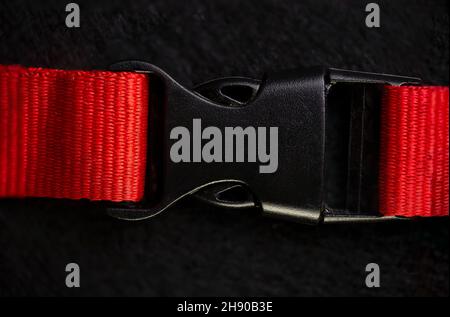 montaggio con moschettone su sfondo nero. Foto Stock