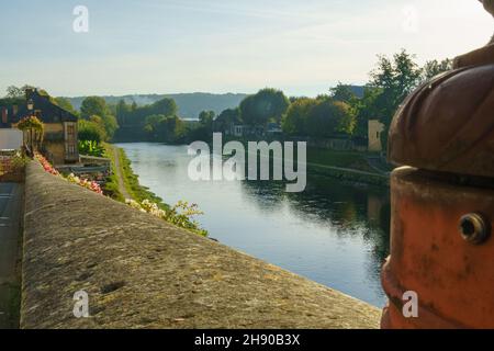 Fiume Vézère, passando per Montignac. Francia ottobre 2021 Foto Stock