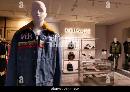 Abbigliamento versace cheap outlet