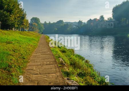 Fiume Vézère, passando per Montignac. Francia ottobre 2021 Foto Stock