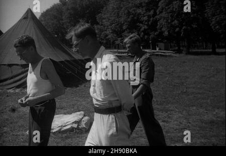 Polska, 1947. Obóz szkoleniowy Ligi Morskiej nad Ba³tykiem. bb/mgs PAP Dok³adny miesi¹c i dzieñ wydarzenia nieustalone. Polonia, 1947. Un campo di addestramento della Lega di Mare sul Mar Baltico. . bb/mgs PAP Foto Stock