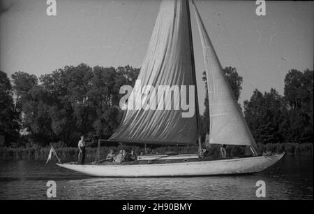 Polska, 1947. Obóz szkoleniowy Ligi Morskiej nad Ba³tykiem. NZ. Uczestnicy obozu na ³odzi ¿aglowej podczas rejsu. bb/mgs PAP Dok³adny miesi¹c i dzieñ wydarzenia nieustalone. Polonia, 1947. Un campo di addestramento della Lega di Mare sul Mar Baltico. Nella foto: Partecipanti al campo in crociera in barca a vela. bb/MGS PAP Foto Stock