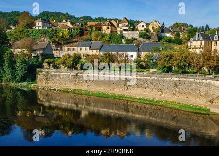 Fiume Vézère, passando per Montignac. Francia ottobre 2021 Foto Stock