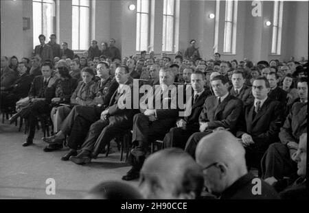 Warszawa, 1947. Sprowadzeni do polski zbrodniarze wojenni, cz³onkowie amministracji niemieckiej w Generalnej Guberni. Pojmani przez aliantów cz³onkowie w³adz okupacyjnych zostali wydani w³adzom polskim i os¹dzeni przez Najwy¿szy Trybuna³ Narodowy (NTN). Proces odby³ siê w Warszawie w dniach 17 grudnia 1946-24 lutego 1947. Sala s¹dowa. ms PAP/Jerzy Baranowski Dok³adny miesi¹c i dzieñ wydarzenia nieustalone. Varsavia, 1947. Criminali di guerra, membri dell'amministrazione del generale tedesco Gouvernment (parte della Polonia) portati in Polonia. Catturato dalle forze alleate l'occupazione nazista autho Foto Stock