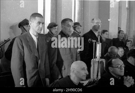 Warszawa, 1947. Sprowadzeni do polski zbrodniarze wojenni, cz³onkowie amministracji niemieckiej w Generalnej Guberni. Pojmani przez aliantów cz³onkowie w³adz okupacyjnych zostali wydani w³adzom polskim i os¹dzeni przez Najwy¿szy Trybuna³ Narodowy (NTN). Proces odby³ siê w Warszawie w dniach 17 grudnia 1946-24 lutego 1947. NZ. Na ³awie oskar¿onych od lewej: Gubernator okrêgu warzawskiego w okresie okupacji Ludwig Fischer, wicegubernator Ludwig Leist, komendant policji bezpieczeñstwa Josef Meisinger. ms PAP/Jerzy Baranowski Dok³adny miesi¹c i dzieñ wydarzenia nieustalone. Varsavia, 1947. Foto Stock