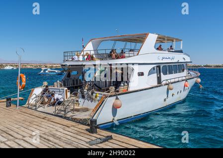 Hurghada, Egitto - 25 maggio 2021: Confortevole yacht per le immersioni è in attesa di subacquei ad un molo nella baia di Makadi, che uno di Egitto bello Rosso Foto Stock