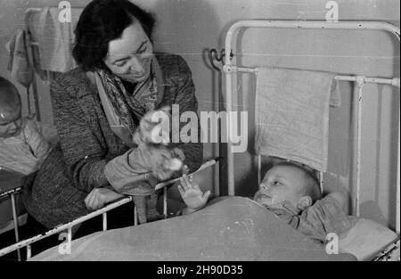 Polska, 1947. Centralny Komitet Opieki Spo³ecznej zajmowa³ siê po wojnie prowadzeniem szpitali, przytu³ków i sanatoriów dla dzieci. ma³y pacjent sanatorium Imperial dla dzieci chorych na gruŸlicê. uu PAP/Jerzy Baranowski Dok³adny miesi¹c i dzieñ wydarzenia nieustalone. Polonia, 1947. Dopo la guerra, il Comitato Centrale della previdenza sociale ha gestito ospedali, orfanotrofi e sanatori per bambini. Nella foto: Un paziente del sanatorio imperiale per i bambini malati di tubercolosi. uu PAP/Jerzy Baranowski Foto Stock