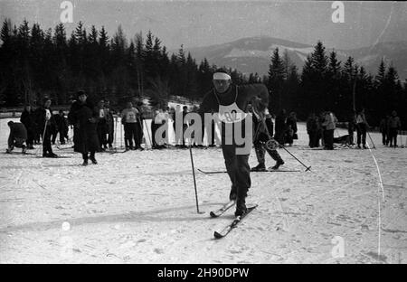 Polska, 1947. Narciarz wyrusza na trasê. kw PAP Dok³adny miesi¹c i dzieñ wydarzenia nieustalone. Polonia, 1947. Uno sciatore. kw PAP Foto Stock