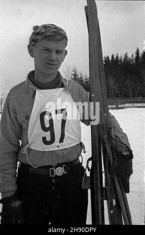 Polska, 1947. Narciarz. kw PAP Dok³adny miesi¹c i dzieñ wydarzenia nieustalone. Polonia, 1947. Uno sciatore. kw PAP Foto Stock