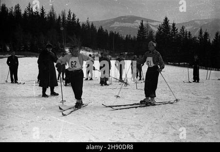 Polska, 1947. Narciarze na trasie. kw PAP Dok³adny miesi¹c i dzieñ wydarzenia nieustalone. Polonia, 1947. Sciatori su un percorso. kw PAP Foto Stock