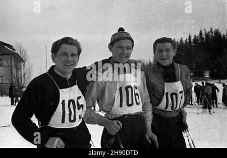 Polska, 1947. Narciarze. kw PAP Dok³adny miesi¹c i dzieñ wydarzenia nieustalone. Polonia, 1947. Sciatori. kw PAP Foto Stock