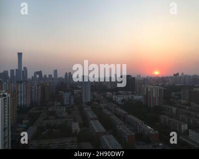 Pechino, Cina. 21 giugno 2021. Foto scattata con un telefono cellulare mostra l'alba a Pechino, capitale della Cina, 21 giugno 2021. Credit: Ni Yuanjin/Xinhua/Alamy Live News Foto Stock