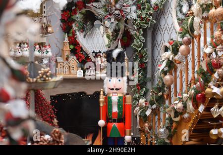 Una splendida decorazione tradizionale Natale mostra di decorazioni con il fuoco principale su una figura soldato in legno nutcracker nel centro Foto Stock