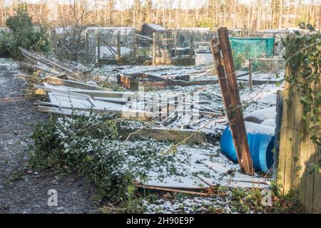 La recinzione perimetrale dei giardini di allotment è scoppiata durante la tempesta Arwen a Washington, nell'Inghilterra nord-orientale, Regno Unito Foto Stock