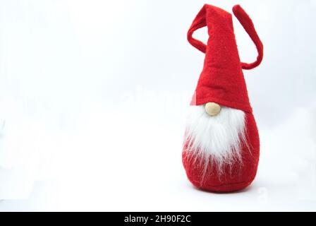 Cartolina di Natale con nano scandinavo in Red Hat. GNOME su sfondo bianco con spazio libero per il testo. Foto Stock