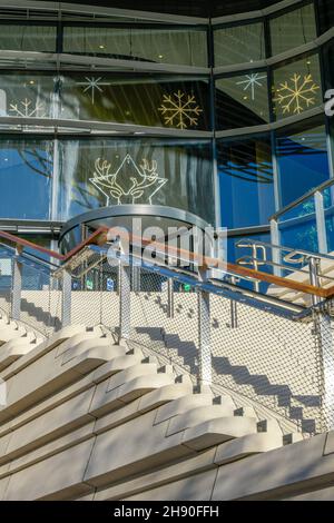 scala astratta e decorazioni natalizie al moderno centro commerciale, set o rampa di scale in cemento con ringhiere in legno in composizione astratta Foto Stock