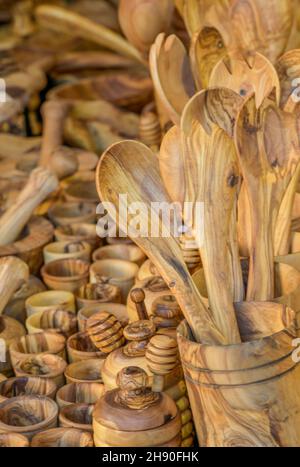 posate e utensili di legno di oliva in vendita presso una bancarella del mercato, legno di oliva intagliato dalla grecia che è venduto ad una bancarella del mercato di chritsma a southampton. Foto Stock