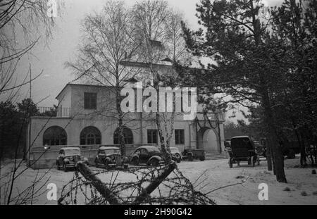 Œródborów, 1947-01-02. Otwarcie Domu Dziecka wybudowanego pod patronatem Robotniczego Towarzystwa Przyjació³ Dzieci i pomocy finansowej Organizacji Pomocy OjczyŸnie WE Francji. budynek sierociñca. bb/pp PAP/Karol Szczeciñski Srodborow, 2 gennaio: Apertura del costruttore della Casa dei Bambini sotto il patrocinio dell'Associazione dei lavoratori amici dei Bambini e con l'assistenza dell'Organizzazione per l'assistenza alla Patria in Francia. Foto: L'edificio della casa dei bambini. bb/pp PAP/Karol Szczeciñski Foto Stock