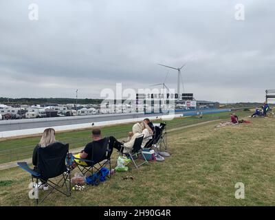 autodromo di Santa Pod Poddington Bedfordshire Regno Unito, autodromo, auto da corsa, vista sulla banca, gente che guarda il parco eolico, sedie erbose, sport in sedia, sport a velocità elevata Foto Stock