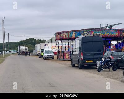 Fiera all'autodromo di Santa Pod, Poddington, Bedfordshire, Regno Unito, furgoni, tende, autocarri cisterna, cartelli autostradali, zona fieristica, giochi per bambini Foto Stock