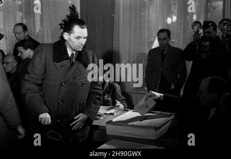 Warszawa, 1947-01-19. Wymory do Sejmu Ustawodawczego. NZ. Stanis³aw Radkiewicz w lokalu Komisji Wyborczej nr 21 przy ul. Mokotowskiej 12. bb/gr PAP Varsavia, 19 gennaio 1947. Elezioni del Parlamento. Foto: Stanislaw Radkiewicz al numero 21 stazione di voto a 12 Mokotowska Street. bb/gr PAP Foto Stock