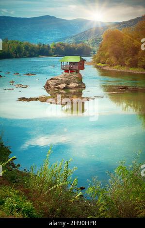 BAJNA BASTA, SERBIA - 20. OTTOBRE 2018. Bella casa solitaria sul fiume Drina. Foto editoriale del giorno Foto Stock