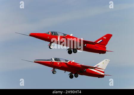 Gnat Display Team di ex aerei addestratori Royal Air Force Folland Gnat, decollo da North Weald. Gruppo di formazione civile del jet. XS111 e XR538 Foto Stock