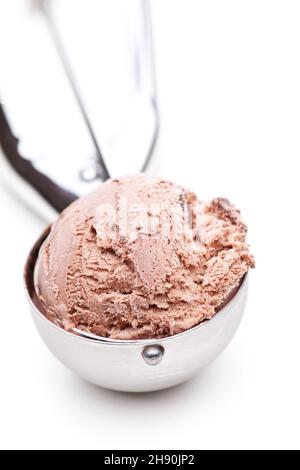 Una paletta di gelato al cioccolato isolato su sfondo bianco Foto Stock