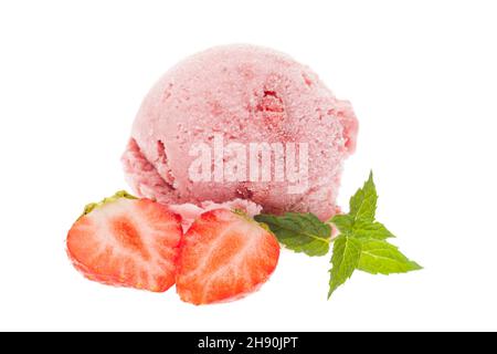 Un cucchiaio di gelato alla fragola con fragole fresche e menta Foto Stock