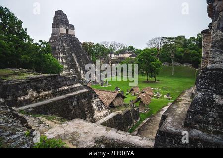 Vista sulla piazza principale fino al "Tempio della grande giagua" o al "Tempio i" nelle rovine Maya di Tikal, Peten, Guatemala Foto Stock