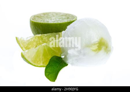 una sola pallina di gelato al limone con limone e foglia di limone Foto Stock