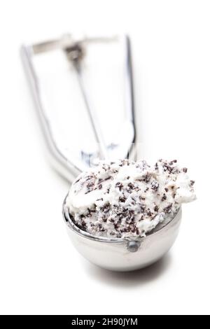 stracciatella gelato in una paletta per gelato su sfondo bianco Foto Stock
