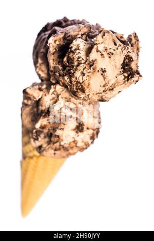 vista dall'alto del gelato alla nocciola e al cioccolato nella cialda isolata su sfondo bianco Foto Stock