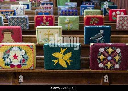 Ginocchiere ricamate, cuscini di preghiera o seccature nella cappella del St Andrews Hospital, Northampton, Regno Unito Foto Stock