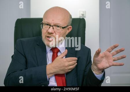 Praga, Repubblica Ceca. 2 Dic 2021. Candidato per il Ministro della Sanità ceco Vlastimil Valek (TOP 09) interviene durante l'intervista alla Czech News Agency (CTK) a Praga, Repubblica Ceca, giovedì 2 dicembre 2021. Credit: Michaela Rihova/CTK Photo/Alamy Live News Foto Stock