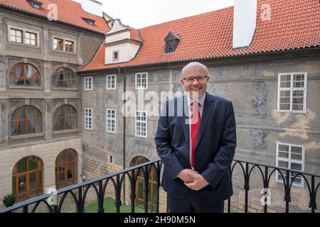 Praga, Repubblica Ceca. 2 Dic 2021. Candidato per il Ministro della Sanità ceco Vlastimil Valek (TOP 09) si presenta durante l'intervista per la Czech News Agency (CTK) a Praga, Repubblica Ceca, giovedì 2 dicembre 2021. Credit: Michaela Rihova/CTK Photo/Alamy Live News Foto Stock