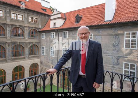 Praga, Repubblica Ceca. 2 Dic 2021. Candidato per il Ministro della Sanità ceco Vlastimil Valek (TOP 09) si presenta durante l'intervista per la Czech News Agency (CTK) a Praga, Repubblica Ceca, giovedì 2 dicembre 2021. Credit: Michaela Rihova/CTK Photo/Alamy Live News Foto Stock