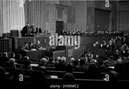 Warszawa, 1947-02-04. Pierwsze positedzenie Sejmu Ustawodawczego. komunikatów. sala obrad w czasie odczytywania bb/gr PAP Varsavia, 4 febbraio 1947. Il primo incontro del Sejm. Nella figura: L'altoparlante legge i rilasci. bb/gr PAP Foto Stock