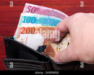 Qatari Money - Riyal nel portafoglio nero Foto Stock