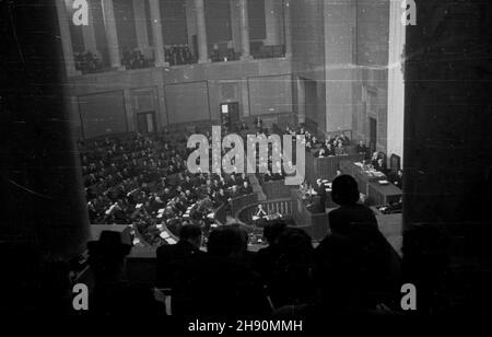 Warszawa, 1947-02-04. Pierwsze positedzenie Sejmu Ustawodawczego. NZ. Przemawia Stanis³aw Miko³ajczyk. bb/gr PAP/W³adys³aw Fobert Varsavia, 4 febbraio 1947. Il primo incontro del Sejm. Nella foto: Parla Stanislaw Mikolajczyk. bb/gr PAP/Wladyslaw Fobert Foto Stock