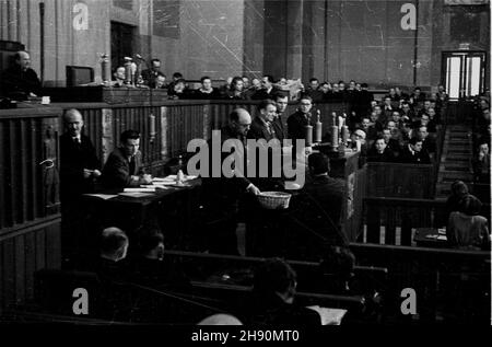 Warszawa, 1947-02-05. Posiedzenie Sejmu Ustawodawczego. NZ. g³osowanie nad wyborem prezydenta RP. Pose³-sekretarz zbiera kartki z g³osami do koszyka. bb/gr PAP Varsavia, 5 febbraio 1947. La sessione Sejm. Nella foto: I deputati votano a favore del presidente della Polonia. Il segretario raccoglie i documenti di voto a un backet. bb/gr PAP Foto Stock