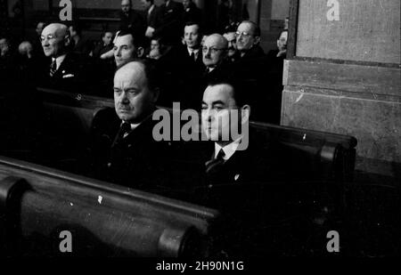 Warszawa, 1947-02-05. Pierwsze positedzenie Sejmu Ustawodawczego. NZ. ³awy rz¹dowe. W pierwszym rzêdzie d prawej: Adam Kury³owicz, Józef Putek. W drugim rzêdzie od lewej Wincenty Rzymoowski, Stanis³aw Radkiewicz. Za nimi m.in. Micha³ Kaczorowski (trzeci rz¹d 1P). wb PAP Varsavia, 5 febbraio 1947. La prima seduta del Sejm legislativo. Nella foto: I banchi del governo. In prima fila da destra: Adam Kurylowicz, Jozef Putek. Nella seconda fila da sinistra Wincenty Rzymowski, Stanislaw Radkiewicz. Dietro di loro Michal Kaczorowski (3° fila, 1° da destra). wb PAP Foto Stock