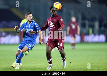 OLA Aina del Torino FC e Petar Stojanovic dell'Empoli FC combattono per la palla durante la Serie A match tra Torino FC ed Empoli FC allo Stadio Olimpico il 2 dicembre 2021 a Torino. Foto Stock