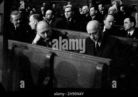 Warszawa, 1947-02-05. Pierwsze positedzenie Sejmu Ustawodawczego. NZ. ³awy rz¹dowe. W pierwszym rzêdzie od prawej: premier Józef Cyrankiewicz, Henryk Œwi¹tkowski, Costanty D¹browski, Hilary MiNC. W drugim rzêdzie od prawej m, in.: Adam Kury³owicz, Józef Putek, Feliks Widy-Wirski. Za nimi m.in. Stanis³aw Radkiewicz (2P w trzecim rzêdzie). wb PAP Varsavia, 5 febbraio 1947. La prima seduta del Sejm legislativo. Nella foto: Banchi di governo. In prima fila da destra: PM Jozef Cyrankiewicz, Henryk Swiatkowski, Costanty Dabrowski, Hilary MiNC. Nella seconda fila da destra: Adam Kurylowicz, Jozef P Foto Stock