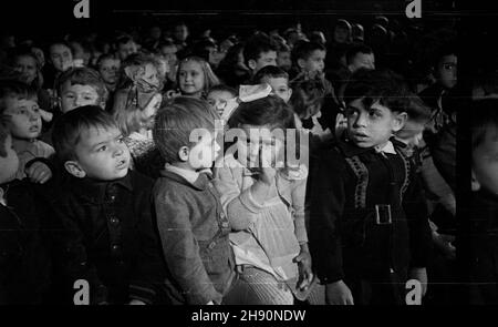 Warszawa, 1947-02-14. Przedstawienie teatrzyku kukie³kowego Baj z ¯oliborza (dzia³aj¹cego przy Robotniczym Towarzystwie Przyjació³ Dzieci od 1928 r.). Vedownia przedstawienia 'Dwa Micha³y i œwiat ca³y' w sali Ministerstwa Odbudowy (al. Ujazdowskie). bb/gr PAP/Stanis³aw Urbanowicz Una rappresentazione data dal teatro dei burattini Baj di Zoliborz (che opera presso l'Associazione lavoratori amici del Bambino dal 1928). Nella foto: Piccoli spettatori nella sala del Ministero della ricostruzione (Ujazdowskie Avenue). bb/gr PAP/Stanis³aw Urbanowicz Foto Stock