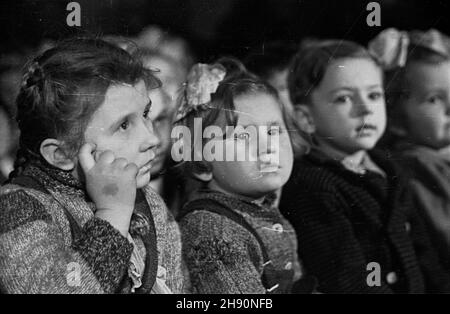 Warszawa, 1947-02-14. Przedstawienie teatrzyku kukie³kowego Baj z ¯oliborza (dzia³aj¹cego przy Robotniczym Towarzystwie Przyjació³ Dzieci od 1928 r.). Vedownia przedstawienia 'Dwa Micha³y i œwiat ca³y' w sali Ministerstwa Odbudowy (al. Ujazdowskie). bb/gr PAP/Stanis³aw Urbanowicz Una rappresentazione data dal teatro dei burattini Baj di Zoliborz (che opera presso l'Associazione lavoratori amici del Bambino dal 1928). Nella foto: Piccoli spettatori nella sala del Ministero della ricostruzione (Ujazdowskie Avenue). bb/gr PAP/Stanis³aw Urbanowicz Foto Stock