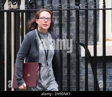 Londra, Regno Unito, 30 novembre 2021. Leader della Casa dei Lord Baronessa Evans di Bowes Park lasciando Downing Street dopo il settimanale riunione del Gabinetto. Foto Stock