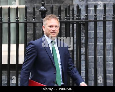 Londra, Regno Unito, 30 novembre 2021. Il Segretario dei Trasporti Grant Shapps lascia Downing Street dopo la riunione settimanale del Gabinetto. Foto Stock