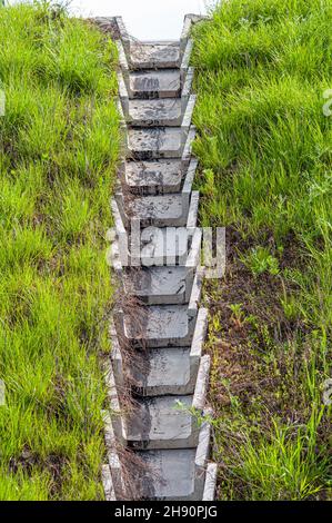 Vassoi di drenaggio per calcestruzzo. Tempesta grondaia nel pendio della strada. Foto Stock